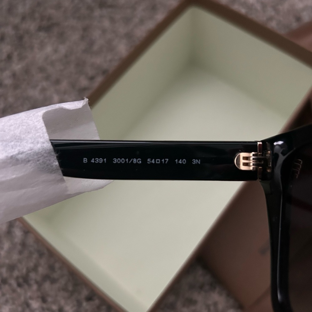 Burberry Arden sunglaases - Picture 6 of 10